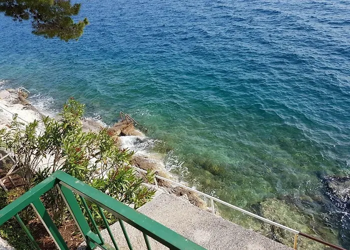 Apartment Drvenik, 1m From Sea *